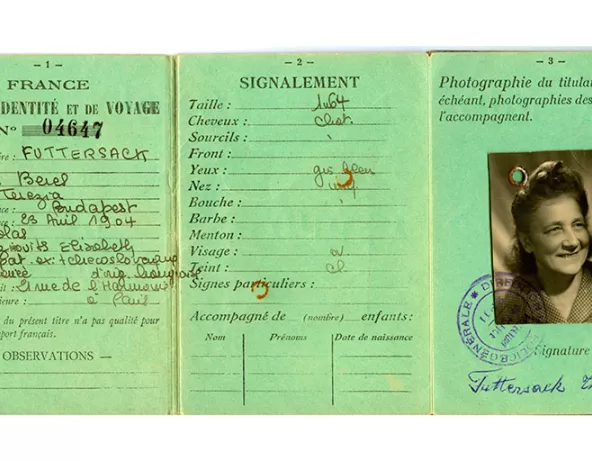 Carte d'identité de Therezia Beres-Futtersack. Don de Robert Futtersack © Musée national de l'histoire et des cultures de l'immigration