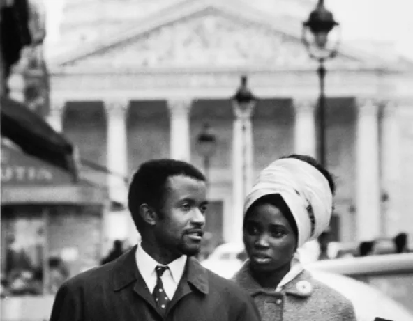 Reportage pour le centre d’éducation civique des Africaines à Paris, Etudiant et sa femme devant le Panthéon, 1966, Janine Niépce