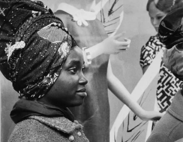 Reportage pour le centre d’éducation civique des Africaines à Paris, Comment acheter ? Magasin Le Louvre, 1966, Janine Niépce
