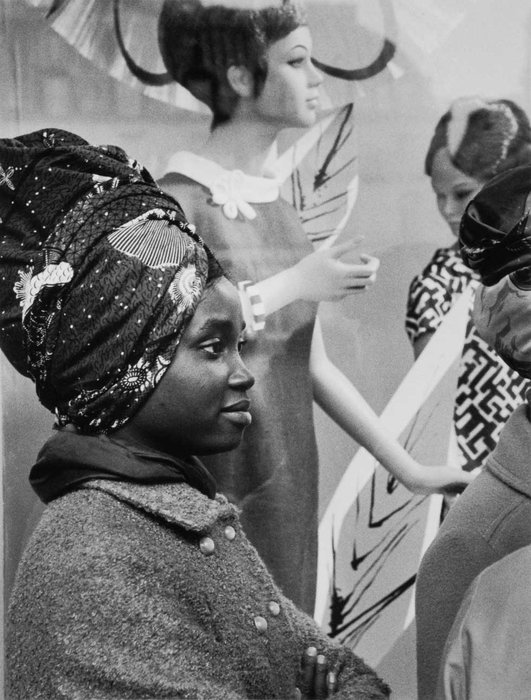 Reportage pour le centre d’éducation civique des Africaines à Paris, Comment acheter ? Magasin Le Louvre, 1966, Janine Niépce © Musée national de l'histoire et des cultures de l'immigration