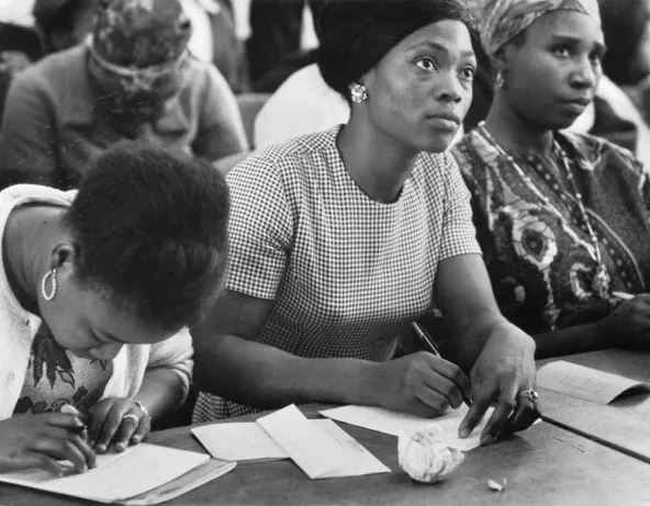 Reportage pour le centre d’éducation civique des Africaines à Paris, Cours de français, 1965, Janine Niépce © Musée national de l'histoire et des cultures de l'immigration