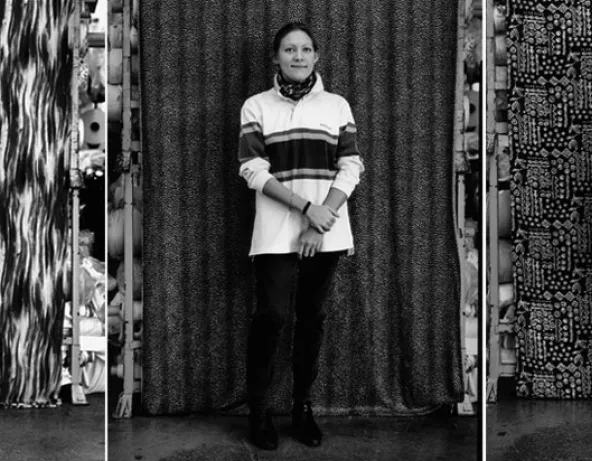 Portrait d'une PME, Rajak Ohanian, 1999. De gauche à droite : Kamel Merat, teinturier, Alix Derome, technicienne, Joseph Nerguisian, fondateur © Musée national de l'histoire de l'immigration