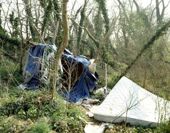 Abri #5, série Calais (2006-2008). Bruno Serralongue