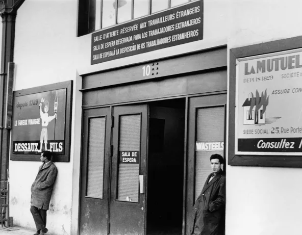 Paris, gare d'Austerlitz, 1965. Immigrés espagnols devant la salle d'attente réservée aux travailleurs étrangers