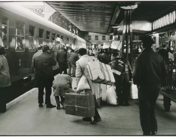 Voyageur portugais à l’arrivée du train Hendaye-Paris en gare d’Austerlitz , Paris 1966 © Gérald Bloncourt / Musée national de l'histoire et des cultures de l'immigration, CNHI 