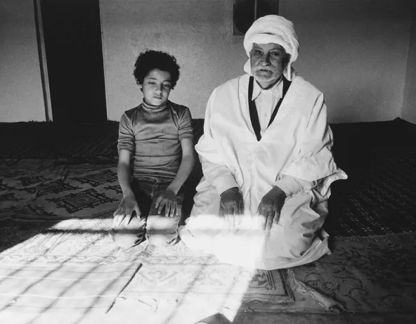 L’imam et son élève. Petite salle de prière située dans le sous-sol d’un immeuble de la cité de La paternelle, Marseille, 1980