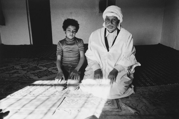 L’imam et son élève. Petite salle de prière située dans le sous-sol d’un immeuble de la cité de La paternelle, Marseille, 1980