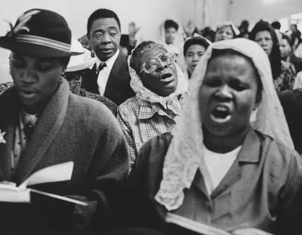 Fidèles haïtiens à l'Église pentecôtiste, rue Myrha, Paris, 1993 © David Damoison/Cité nationale de l’histoire et des cultures de l’immigration, CNHI