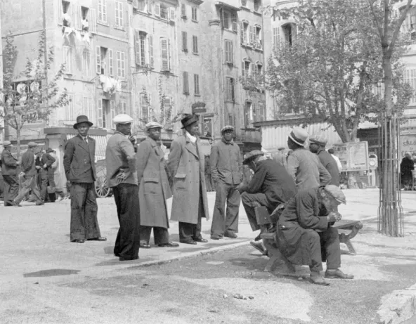 Marseille, scène de rue. Groupe d'Africains sur une place de la ville vers 1938