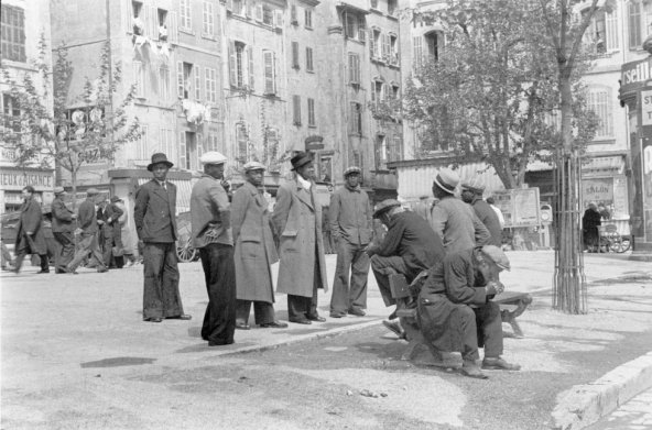 Marseille, scène de rue. Groupe d'Africains sur une place de la ville vers 1938 © Paul Almasy/akg-images/Musée national de l’histoire et des cultures de l’immigration, CNHI