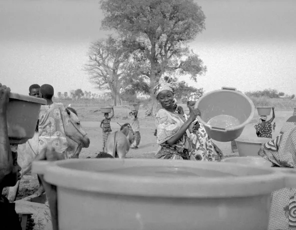 Mali, 1993. Village de Troula, près de Kayes. La pompe à eau a été financée par des travailleurs maliens vivant en Seine St-Denis © Patrick Zachmann/Magnum Photos/Musée national de l’histoire et des cultures de l’immigration