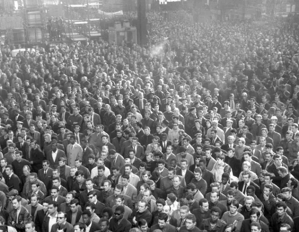 Grève et manifestation à l'intérieur de l'usine de Renault-Billancourt en Mai 1968. L’usine emploie alors près de 21 000 ouvriers, dont un tiers d’étrangers © Gerald Bloncourt/Musée national de l’histoire et des cultures de l’immigration
