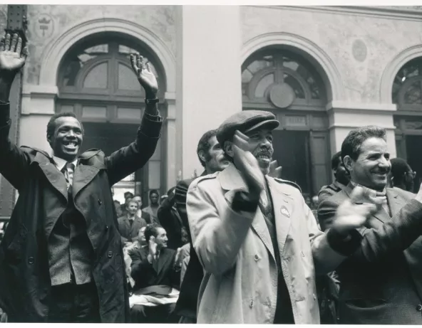 Meeting des nettoyeurs du métro à la Bourse du Travail à Paris, après l’issue victorieuse de leur grève, 15 avril 1980 © Jean Pottier / Musée national de l’histoire et des cultures de l’immigration
