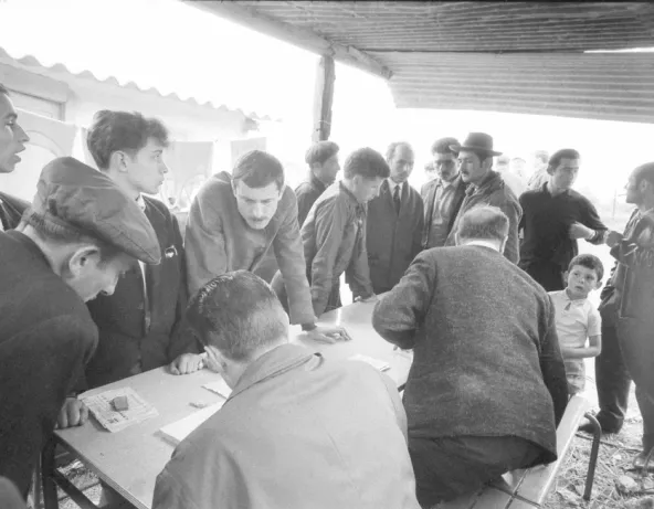 Bidonville de Champigny, en quasi-totalité peuplé d’immigrés portugais. Permanence de syndicalistes de la CGT pour aider les arrivants à faire valoir leurs droits, 1964