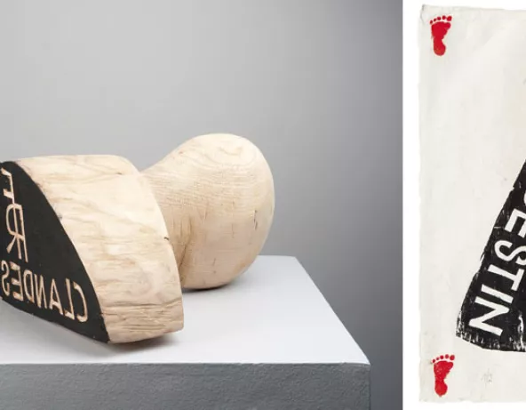 Barthélémy Toguo, Clandestin, 2010. Tampon (sculpture en bois 21 x 40 x 40 cm) et empreinte (gravure sur bois 51 x 38,5 cm). 