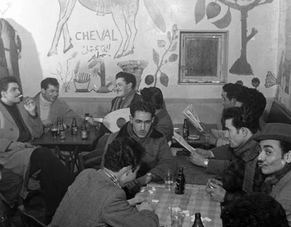 Café de la rue Maître Albert 1955. Photograph. © Pierre Boulat / Cosmos / Musée national de l’histoire de l’immigration