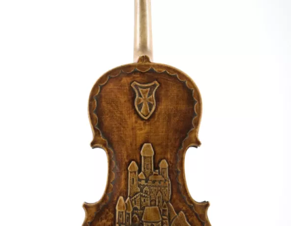 Violon comportant une sculpture de château des Carpates © Musée national de l'histoire et des cultures de l'immigration