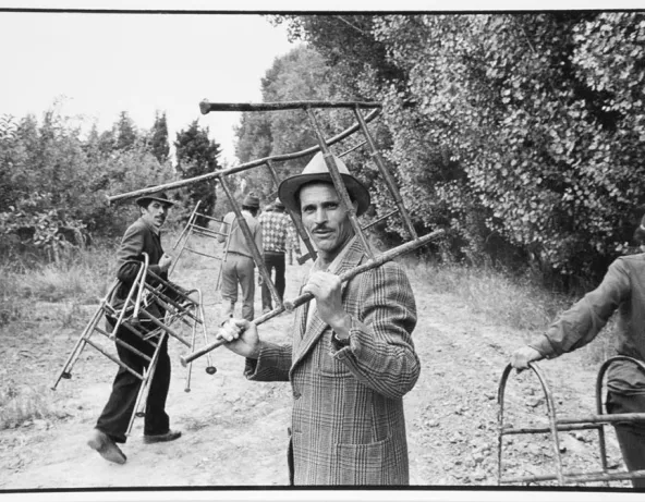 Environs de Nîmes, route de Saint-Gilles, travailleurs marocains et espagnols dans les vergers. 1981.