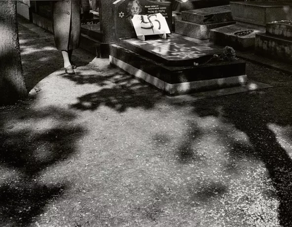 Patrick Zachmann. Inscriptions antisémites dans le carré juif du cimetière de Bagneux, Ile de France. Avril 1981