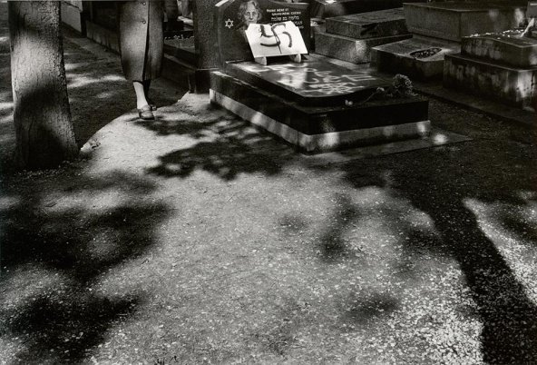 Patrick Zachmann. Inscriptions antisémites dans le carré juif du cimetière de Bagneux, Ile de France. Avril 1981