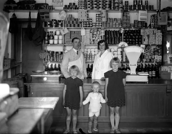 Famille posant dans son magasin, 1920-1930. Photographie noir et blanc de Kazimir Zgorecki © Musée national de l'histoire et des cultures de l'immigration