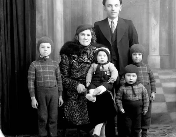 Famille posant en studio avec quatre enfants années 1920-1930