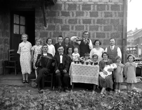 Famille polonaise posant dans son jardin d’une cité minière, 1920-1930. Photographie noir et blanc de Kazimir Zgorecki 