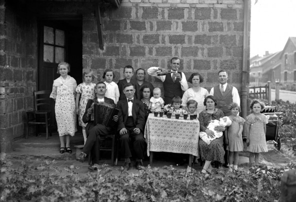 Famille polonaise posant dans son jardin d’une cité minière, 1920-1930. Photographie noir et blanc de Kazimir Zgorecki 