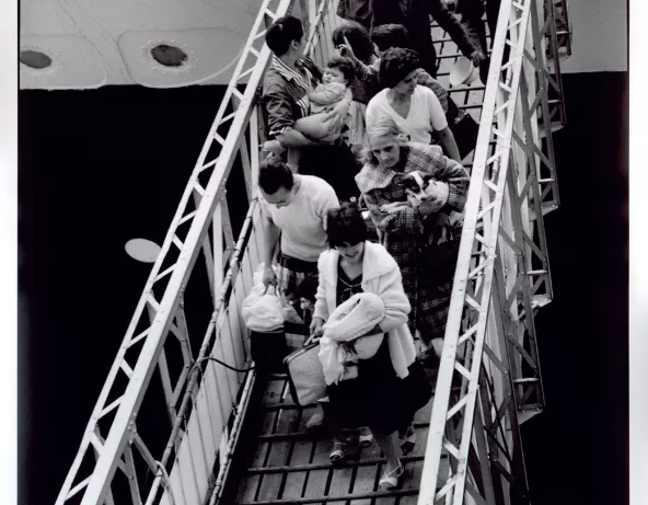 Photographie de Paul Almasy, Arrivée de rapatriés dans le port de Marseille, 1962