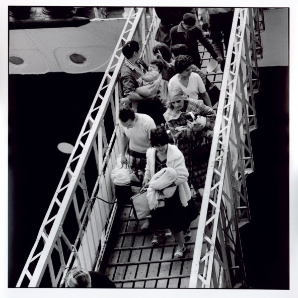 Photographie de Paul Almasy, Arrivée de rapatriés dans le port de Marseille, 1962