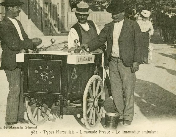 Carte postale montrant un limonadier ambulant