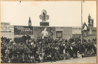 Jacques Belin, « Casablanca. Premier défilé des troupes américaines, place Administrative, en présence du général Noguès et du général Kayes (États-Unis). Tout le Mellah était rassemblé place de France (13 décembre 1942) », photographie