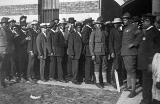 Black American enlistment for World War I, 1917 © Photo researchers/Keystone.