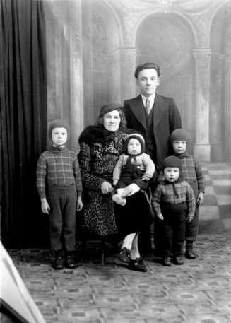 Famille posant en studio avec quatre enfants années 1920-1930