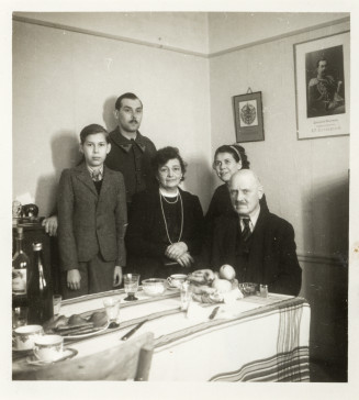 La famille Vorontzoff (trois générations) dans un intérieur vers 1940