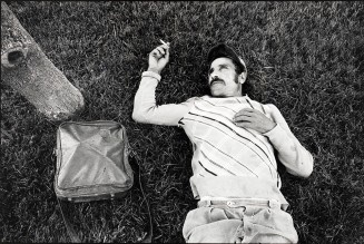 Monaco, pause d’un travailleur algérien du chantier du port de Fontvielle, 8/08/1984 © Photo : Jacques Windenberger. Musée national de l’histoire et des cultures de l’immigration
