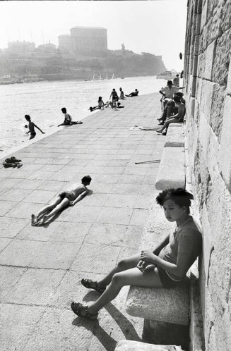 Marseille, sur les pierres plates du Vieux Port au pied du fort Saint Jean, 24/07/1980 © Photo : Jacques Windenberger. Musée national de l’histoire et des cultures de l’immigration