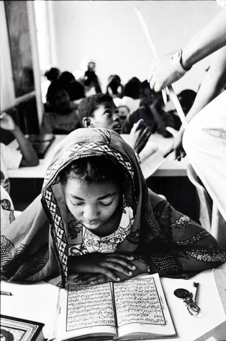 Marseille, cité de la Savoie, cours organisés par l’association islamique pour l’éducation et la culture, 05/09/1989 © Photo : Jacques Windenberger. Musée national de l’histoire et des cultures de l’immigration