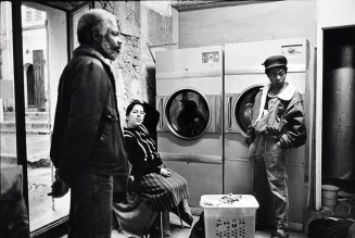 Marseille, quartier du Panier, laverie rue Fontaine de Caylus, 01/03/1986 © Photo : Jacques Windenberger. Musée national de l’histoire et des cultures de l’immigration
