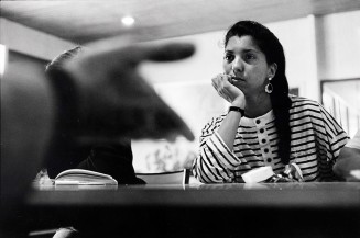 Marseille, habitante de la cité La Briarde en visite au CES Barnier avec “l’université des citoyens”, 25/05/1992 © Photo : Jacques Windenberger. Musée national de l’histoire et des cultures de l’immigration
