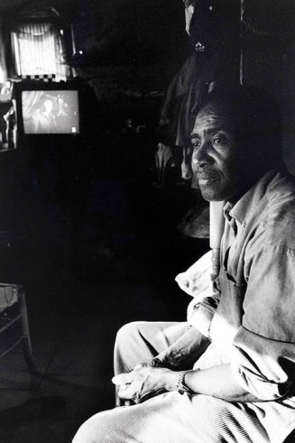 Marseille, Ali, père de Fatima, comorien, dans leur logement, quartier du Panier, 17/03/1992 © Photo : Jacques Windenberger. Musée national de l’histoire et des cultures de l’immigration