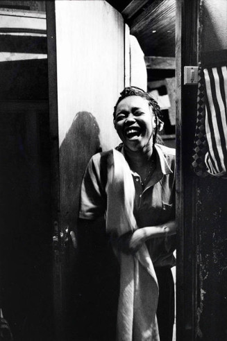 Marseille, Fatima, comorienne, dite Nénette, sortant du cabinet de toilette, quartier du Panier, 17/03/1992 © Photo : Jacques Windenberger. Musée national de l’histoire et des cultures de l’immigration