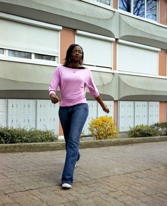 Denis Darzacq, Bobigny Centre ville, les marcheurs, 2004