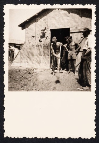 Scènes de vie au camp de Gurs, carnet de photographies du camp de Gurs, 1939. Photographies de Desvo Revaï dit Turaï © Musée national de l’histoire et des cultures de l’immigration