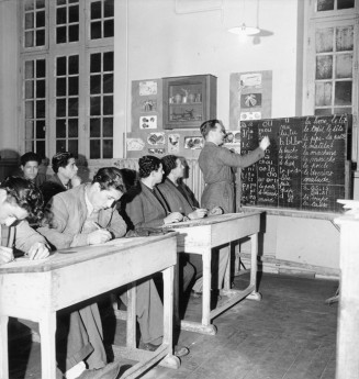 Paul Almasy, Cours du soir pour travailleurs nord-africains, 1950 © Musée national de l'histoire et des cultures de l'immigration