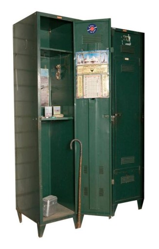 Armoires individuelles de dortoir et canne venant du foyer Rhin-et-Danube