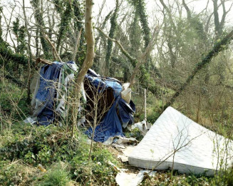 Abri #5, série Calais (2006-2008). Bruno Serralongue