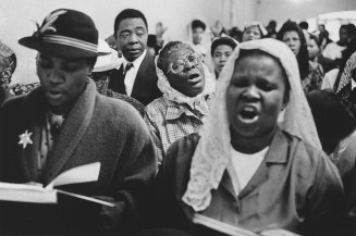 Fidèles haïtiens à l'Église pentecôtiste, rue Myrha, Paris, 1993 © David Damoison/Cité nationale de l’histoire et des cultures de l’immigration, CNHI