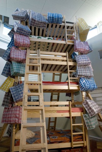 Climbing down de Barthélémy Toguo, 2004 