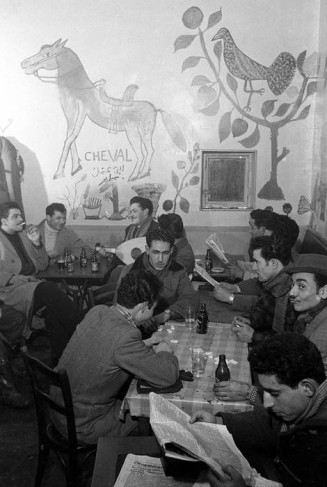 Café de la rue Maître Albert 1955. Photograph. © Pierre Boulat / Cosmos / Musée national de l’histoire de l’immigration